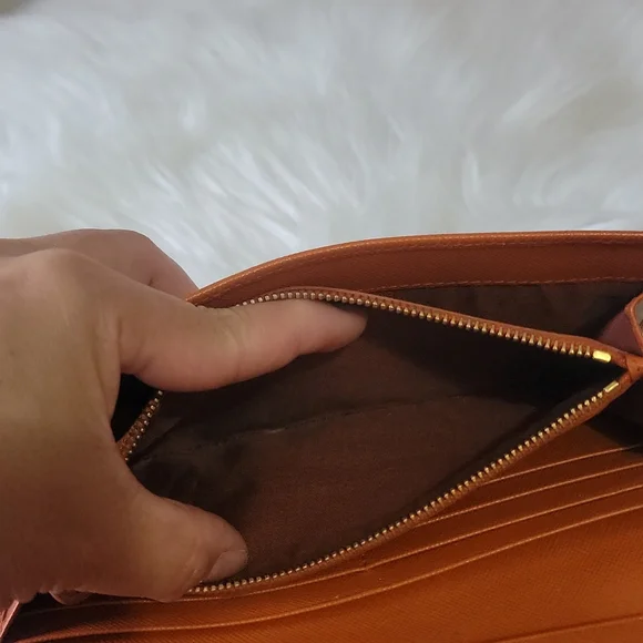 PRADA - Picture 9 of 16